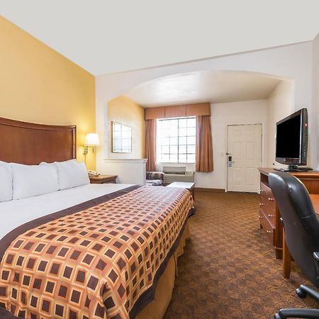 Americas Best Value Inn & Suites Fort Worth South Exterior photo